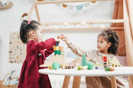 Comment les jouets influencent le développement des enfants : Guide complet