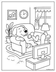 דף צביעה של כלב נח על הספה וצופה בטלוויזיה